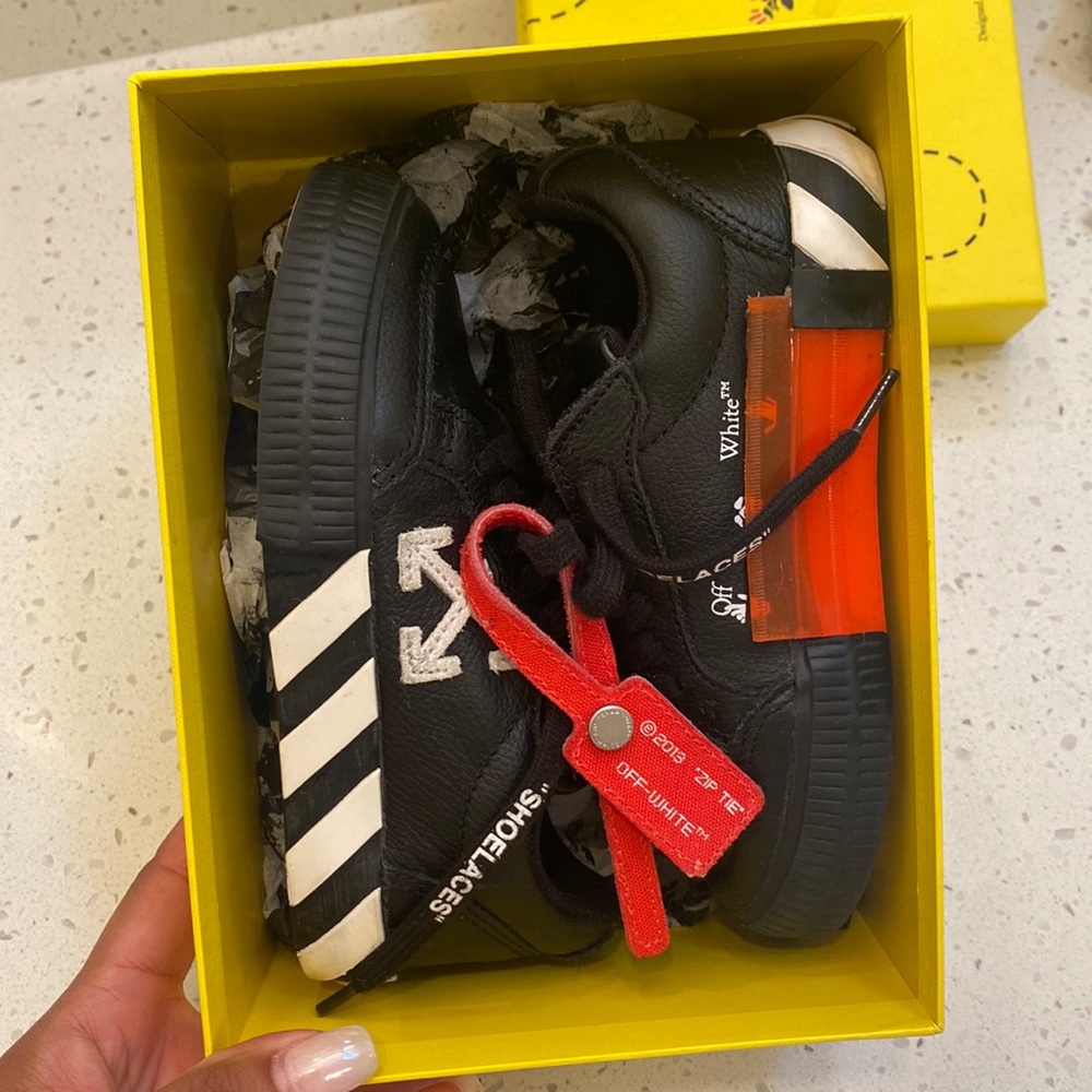 KIDS BLACK OFF WHITE